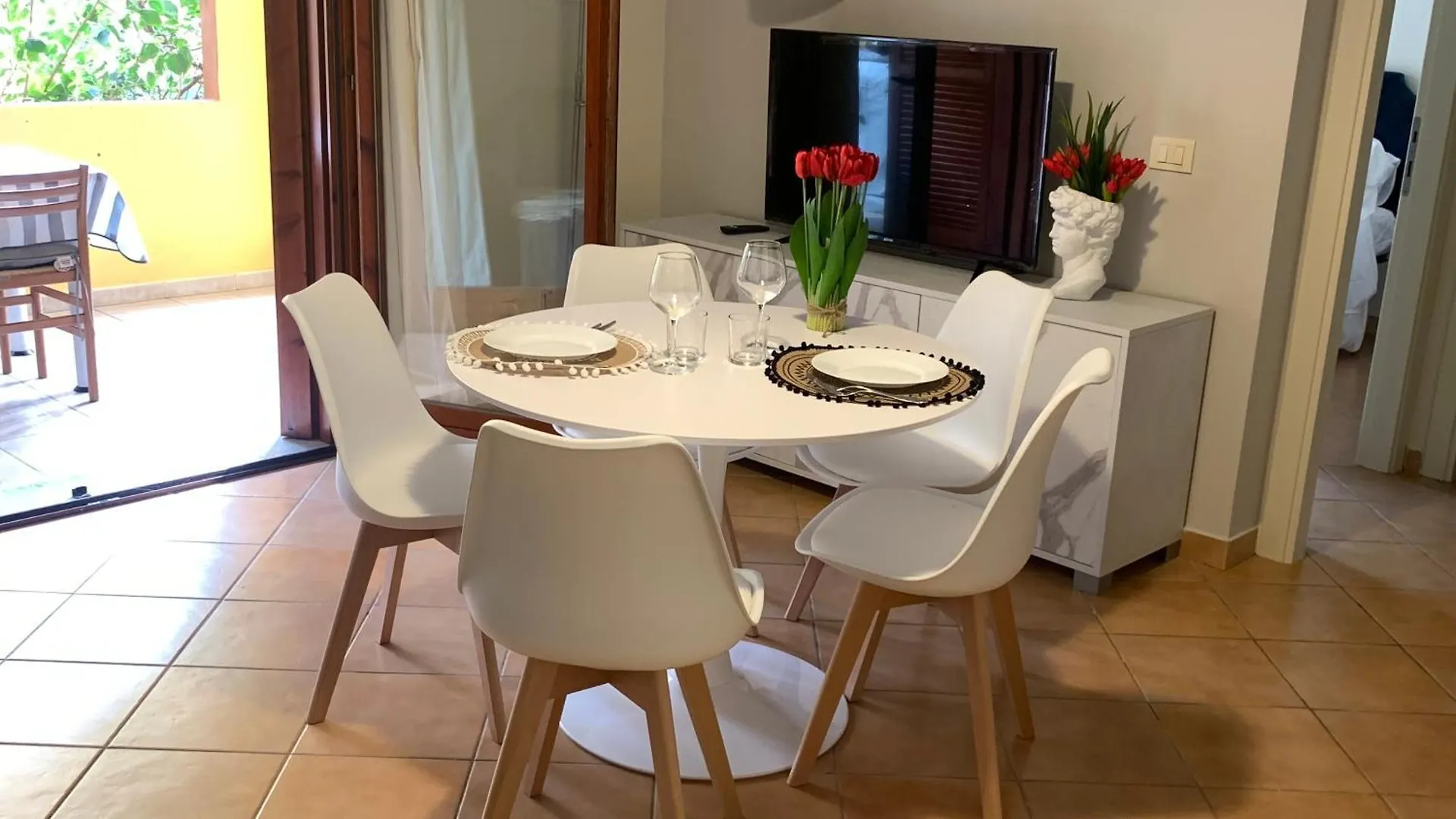 Nest House - Esclusivo Appartamento Marina Di Olbia- Mater Olbia - Beaches - Close To The Airport - Private Parking- Full Comforts - 0*,  Italië